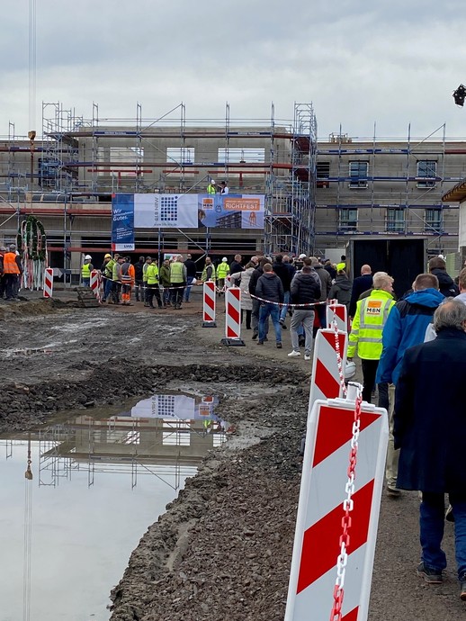 Ein große Gruppe von Menschen läuft über eine Baustelle. (Bild: LWL/Schufi) (vergrößerte Bildansicht wird geöffnet)