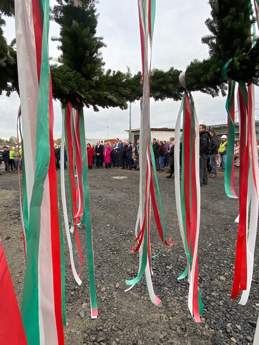 Bunte Bänder an einem Richtkranz flattern im Wind, dahinter stehen Menschen. (Bild: LWL/Schufi) (vergrößerte Bildansicht wird geöffnet)