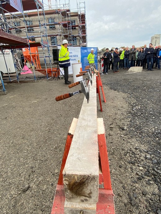 Ein aufgebockter Holzbalken, in dem mehrere Nägel und Hammer stecken.. (Bild: LWL/Schufi) (vergrößerte Bildansicht wird geöffnet)