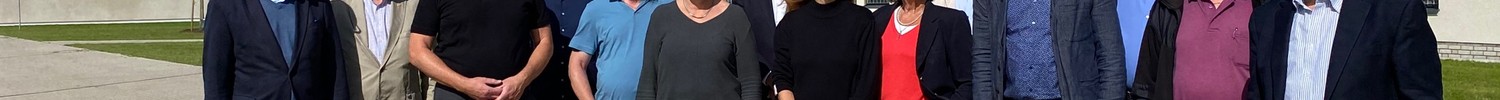 Ein Gruppe von Männern und Frauen vor einem großen Klinikgebäude (Bild: LWL/SchuFi)