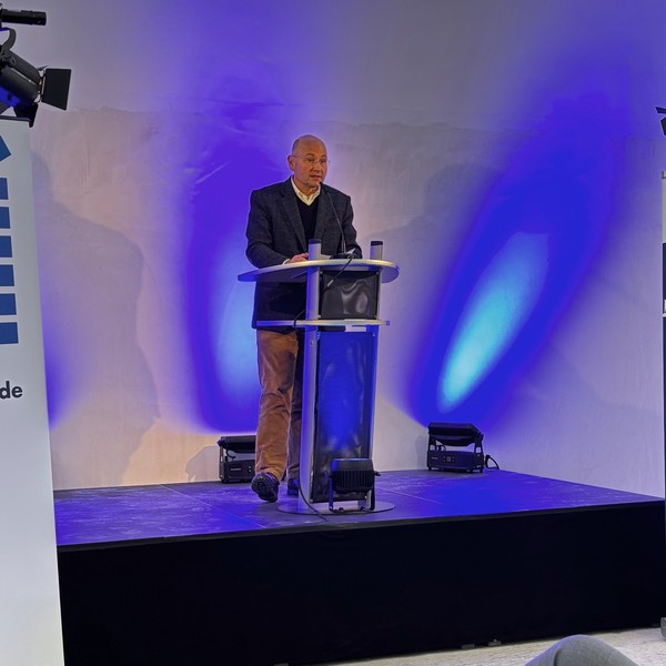 Ein Mann spricht an einem Rednerpult (Foto: LWL/SchuFi)