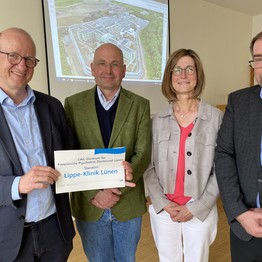 Drei Männer und eine Frau halten ein Schild mit der Aufschrift "Lippe-Klinik Lünen"  (Bild: LWL/Schufi)