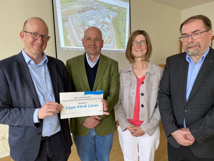 Drei Männer und eine Frau halten ein Schild mit der Aufschrift "Lippe-Klinik Lünen" (Bild: LWL/Schufi)