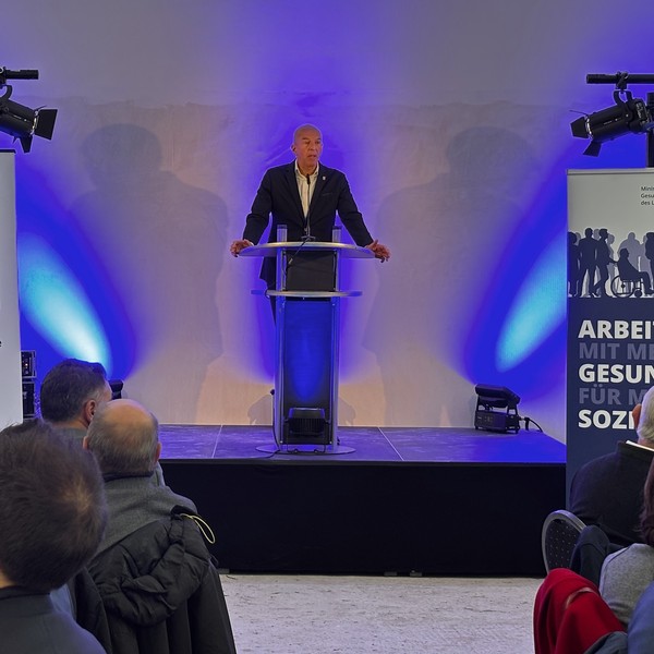 Ein Mann steht vor Publikum an einem Rednerpult (Foto: LWL/Schufi)